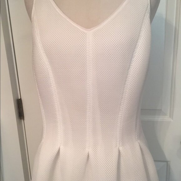 W WORTH DRESS FIT FLARE WHITE SLEEVELESS V-NECK Size 6 SCUBA FABRIC - Picture 3 of 12